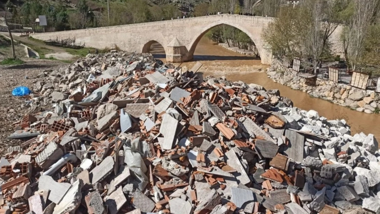 Tarihi köprünün ihtişamı hafriyat altında kayboluyor