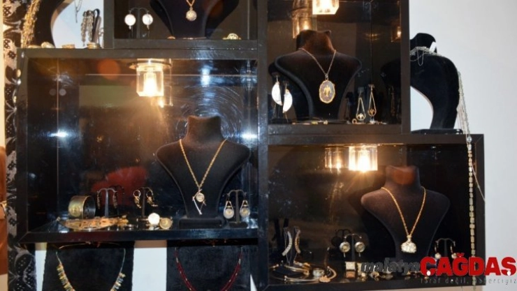 Tarihten ve doğadan esinlendiklerini takılarına işliyor