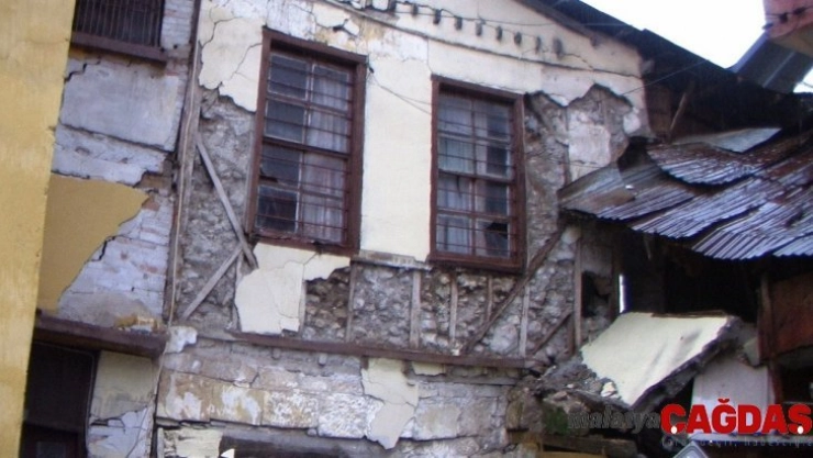 Tarsus'ta aşırı yağışlardan evin duvarı çöktü