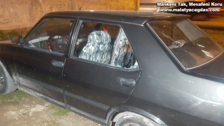 Taş ile camları kırılan otomobilden paralar çalındı