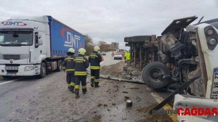 Taş yüklü kamyon devrildi