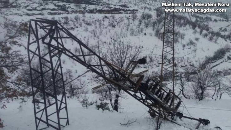 Taşgedik köyünde elektrik direkleri devrildi
