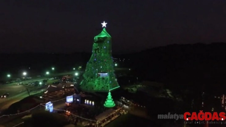 Tayland'da 100 bin plastik şişeden dev yılbaşı ağacı