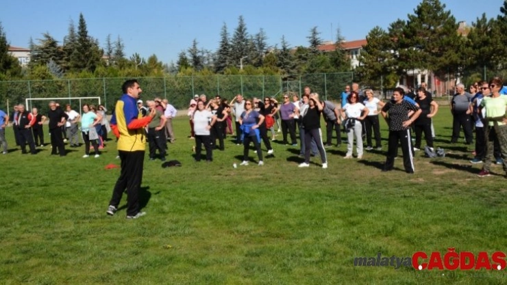 Tazelenme Üniversitesi öğrencileri sabah sporunda