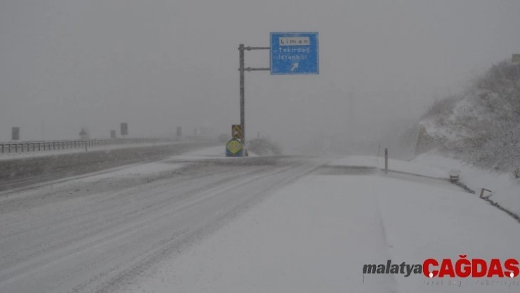 Tekirdağ - Çanakkale yolu karla kaplandı