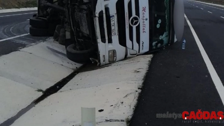 Tekirdağ'da tırın devrilmesi sonucu sürücü yaralandı