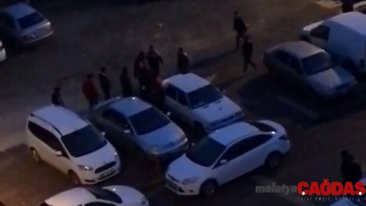 Tekme ve yumruklarla birbirlerine girdiler