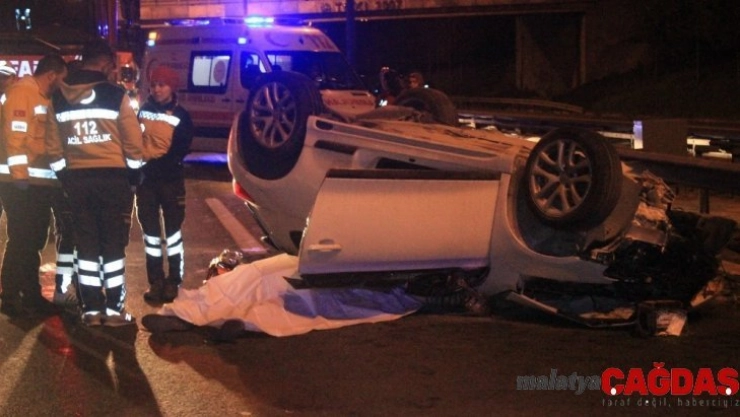 TEM'de otomobil kamyona arkadan çarparak takla attı: 2 ölü, 1 yaralı