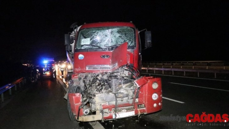 TEM'de, tıra arkadan çarpan tanker hurdaya döndü: 1 yaralı