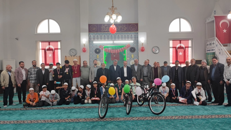 Teravih ve mukabeleye katılan çocuklar ödüllendirildi