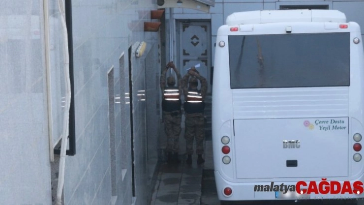 Terörden alınan şahıslar için etten duvar ördüler