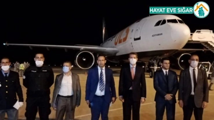 Tıbbi yardım malzemelerini taşıyan uçak Tunus'a indi