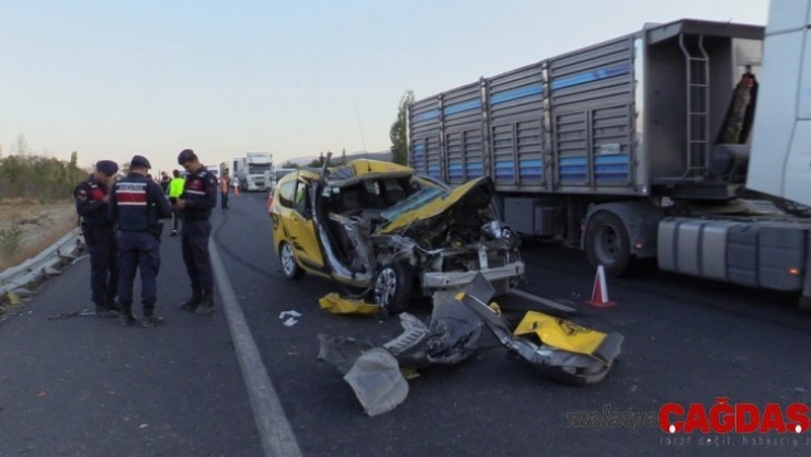 Ticari taksi kamyona çarptı: 1 ölü, 1 yaralı