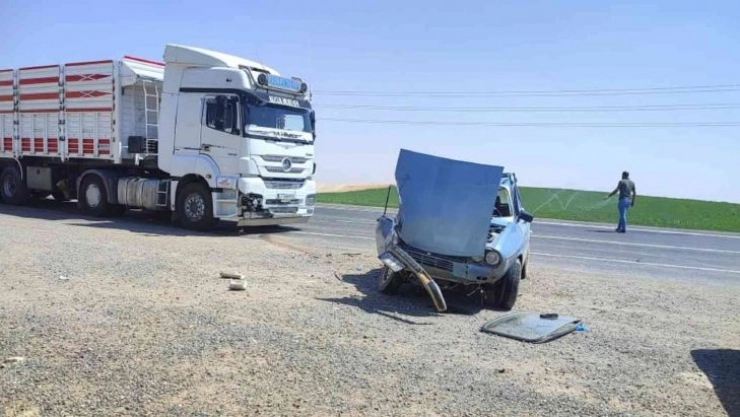 Tır ile otomobil çarpıştı: 2 yaralı