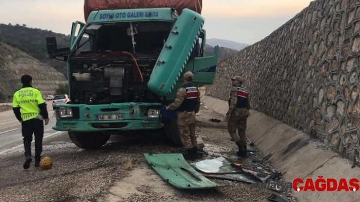 Tır istinat duvarına çarptı: 1 yaralı