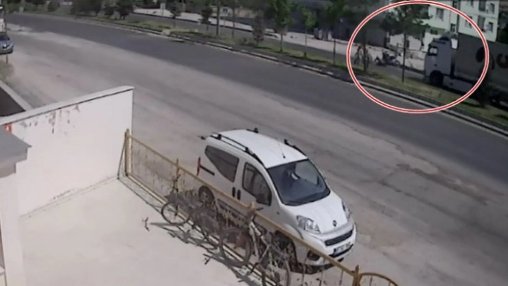 Tırın önüne atlayan şahıs ağır yaralandı