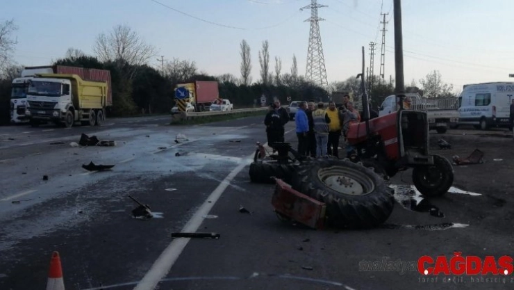Tırla çarpışan traktör parçalara bölündü: 1 yaralı