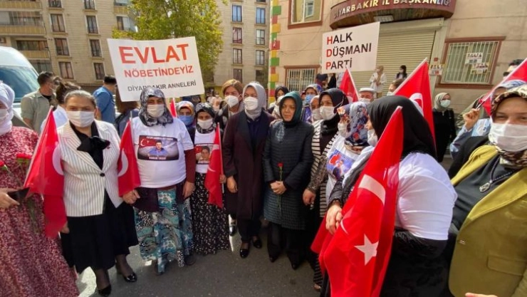 Sabriye Şentop ve milletvekili eşlerinden eylemdeki ailelere ziyaret