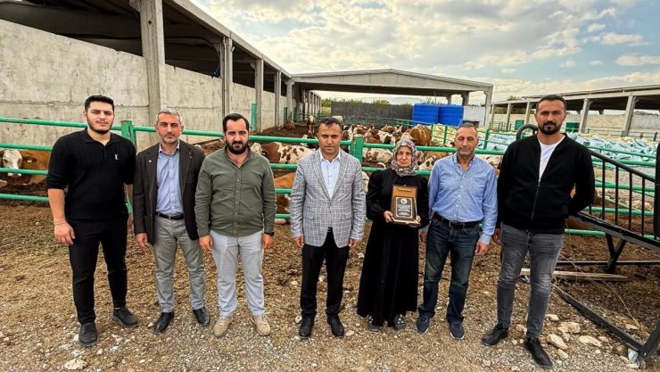 Kadın girişimci Hafure Adak'a plaket