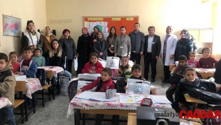 TOGEM'den köy okuluna kırtasiye desteği