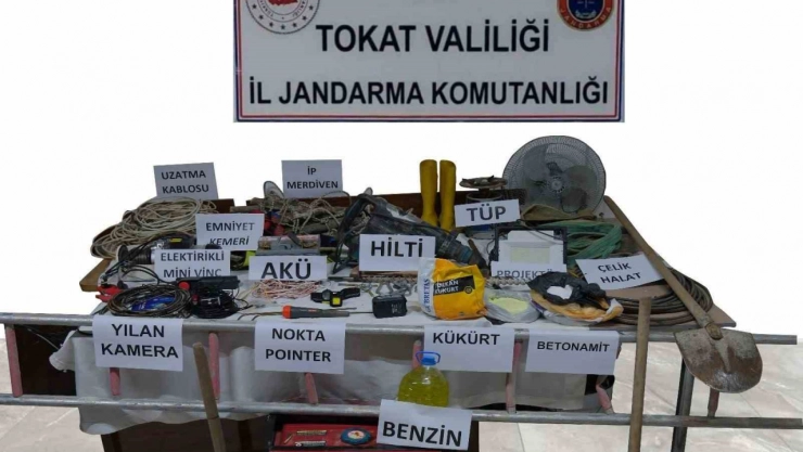 Tokat'ta kaçak kazı yapan 3 şüpheli suçüstü yakalandı