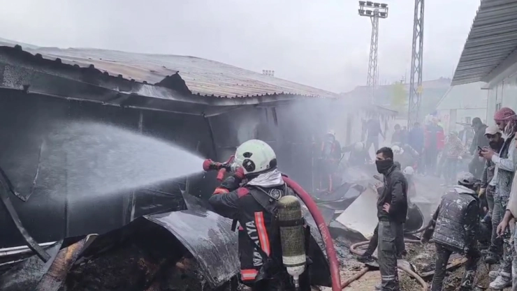 TOKİ şantiye alanında işçilerin kaldığı koğuşlarda yangın
