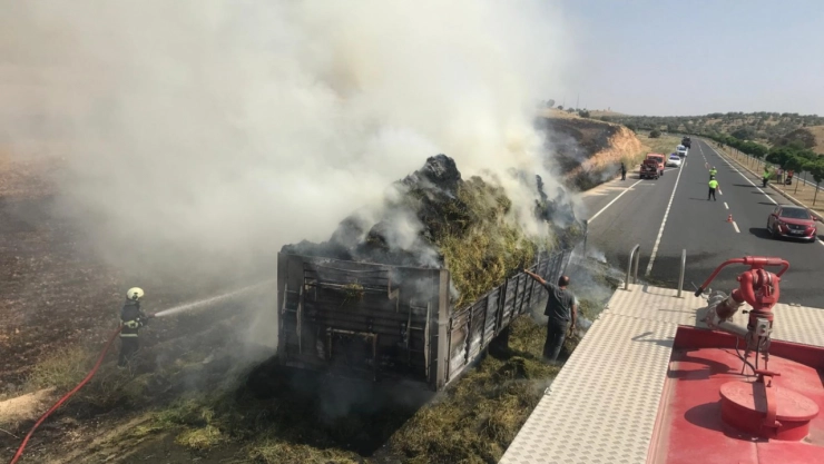 Mardin'de saman yüklü tır'da yangın