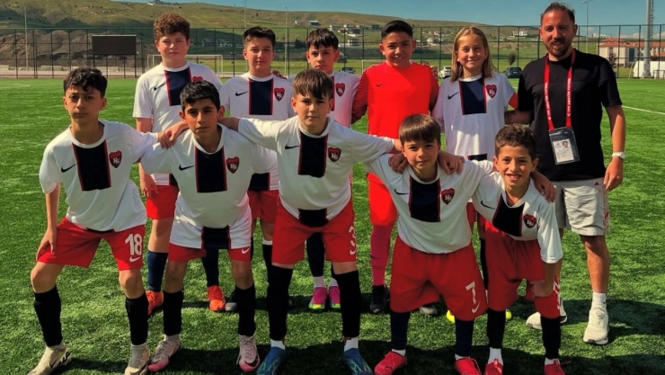 Topu seven çocuk her zaman bir adım öndedir!