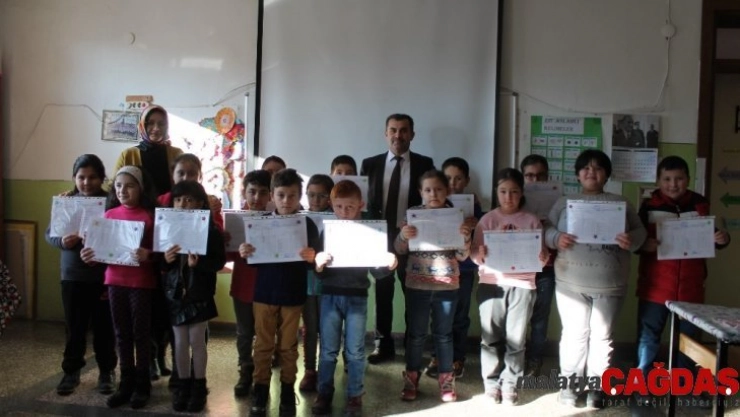 Tosya'da karnesini alan 6 bin 350 öğrenci tatile girdi