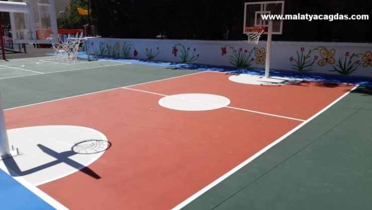 Trafiğe kapalı caddeye çocuk sokağı