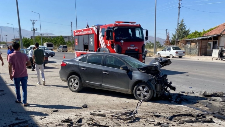Trafik kazası: 1 kişi öldü, 1 kişi yaralandı
