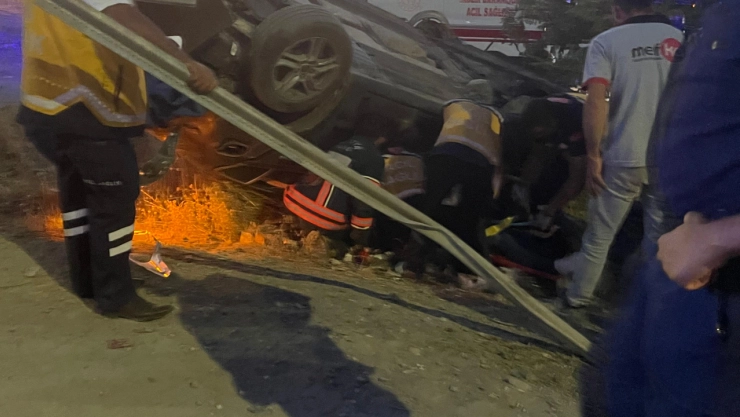 Trafik Kazası: Araçta Sıkışan 3 Kişi Hastaneye Kaldırıldı