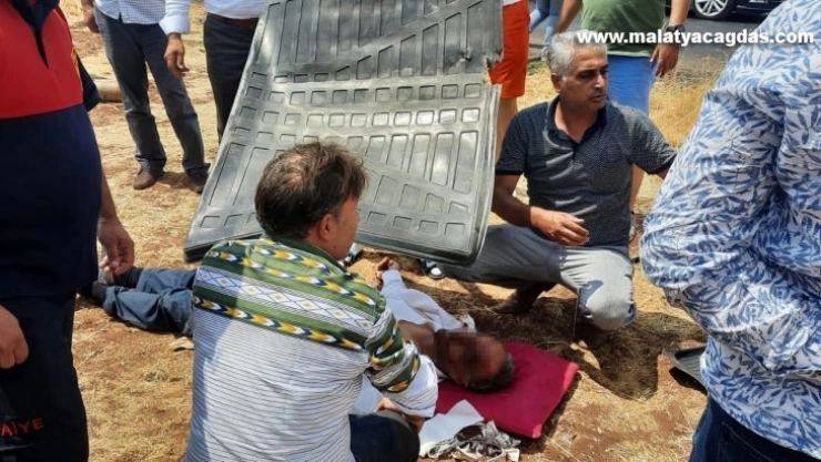 Trafik kazasında yaralananları vatandaşlar güneşten korudu