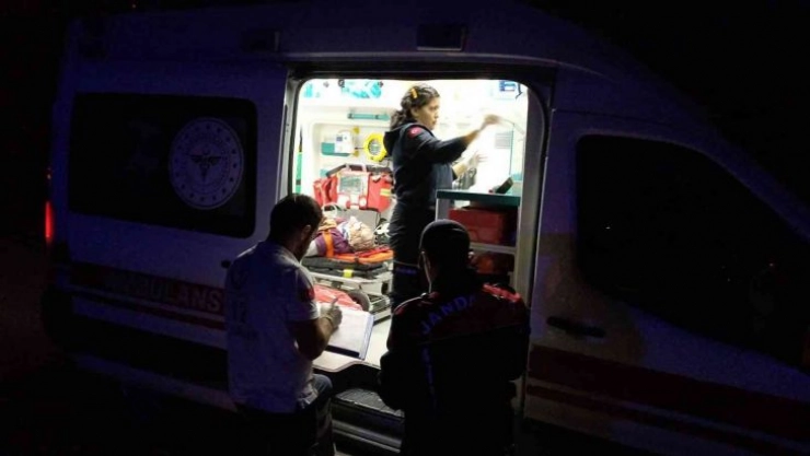 Traktöre çarparak yoldan çıktı: 3'ü ağır 6 yaralı