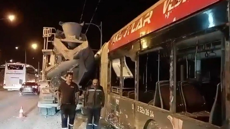 Trambüs ile Beton Mikseri Çarpıştı: Yaralılar Hastaneye Kaldırıldı