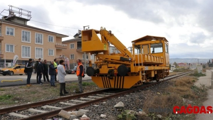 Tren çekicisi raylardan geçen kadına çarptı: 1 ölü