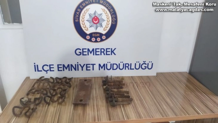 Tren raylarının vidalarını çaldı