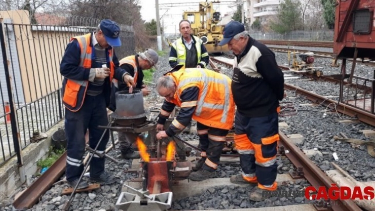 Tren yolunda sıkı çalışma