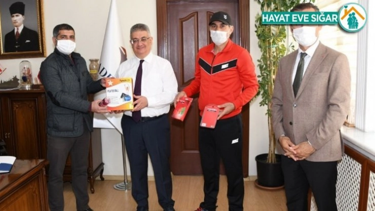 TÜFAD'dan protokol üyelerine spor malzemesi