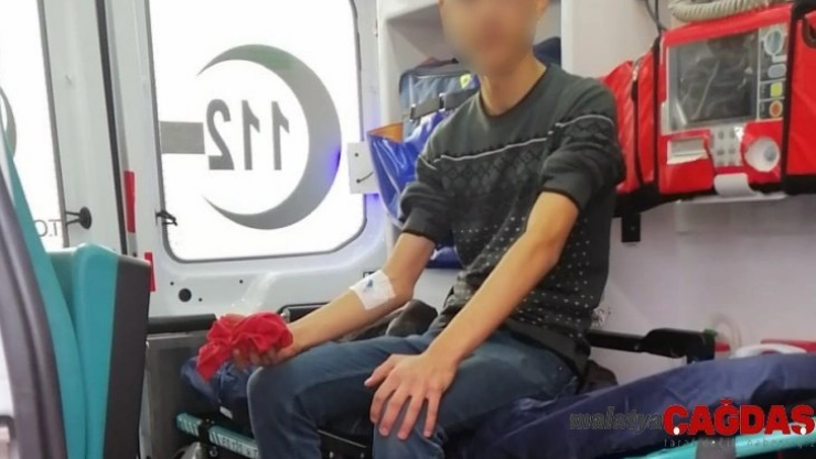 Tüfek geri tepince yüzünden yaralandı