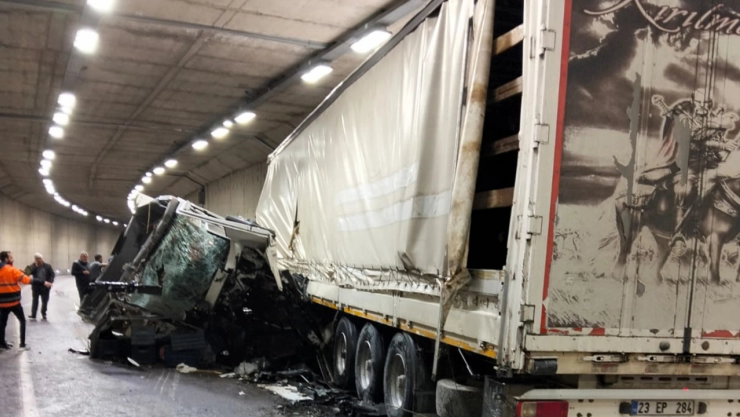 Tünelde kaza yapan tır ikiye bölündü: 1 yaralı