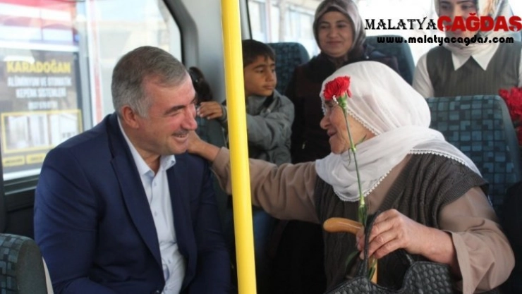 Turanlı'dan kadınlara karanfil