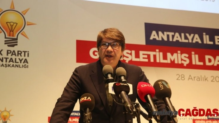 Türel, yeni imajıyla dikkat çekti