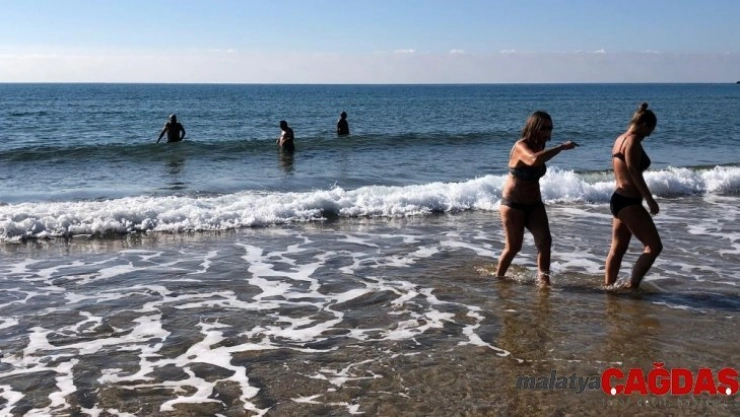 Turistler İncekum Plajının tadını çıkarttı