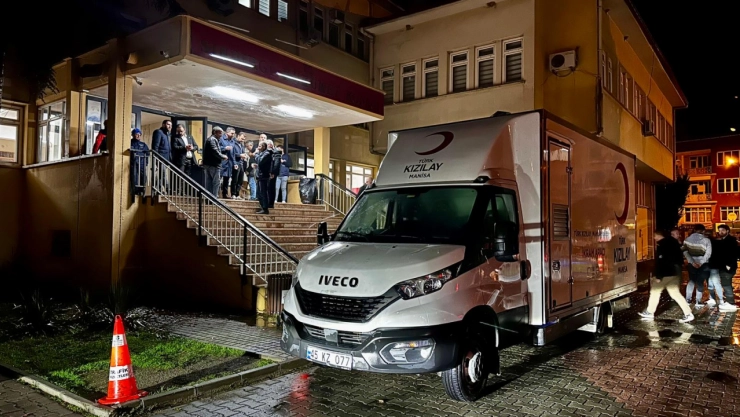 Türk Kızılay Sındırgı Depremi Sonrası Harekete Geçti