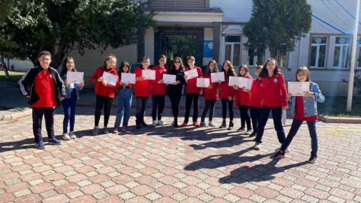 Türkçe isim kullanan işyerlerini tek tek gezerek, teşekkür belgesi verdiler