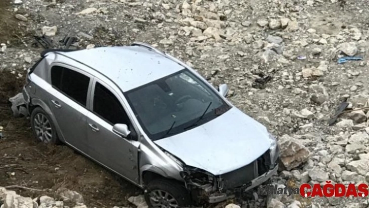 Türkeli'de otomobil şarampole uçtu: 2 yaralı