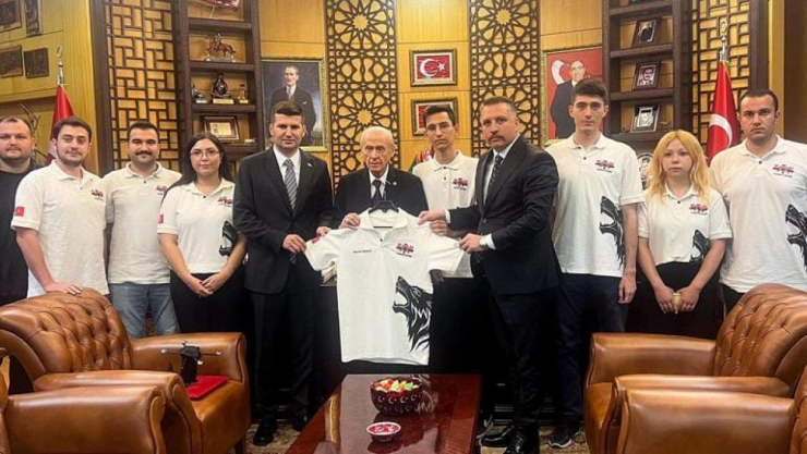 TÜRKHAN İHA Prototipi, MHP Lideri Devlet Bahçeli'ye Takdim Edildi