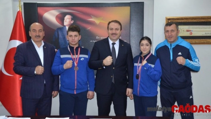 Türkiye 3'üncüsü olan 2 boksör ödüllendirildi