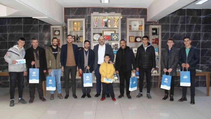 Turnuva ödüllerini Başkan Orhan verdi